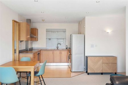Premium Two-Bedroom Waterside Apartment with Large Balcony & Parking - Photo 5