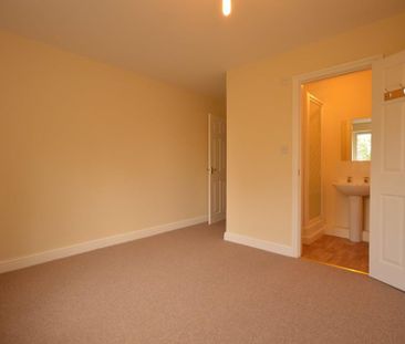 2 bedroom ground floor flat to rent - Photo 2