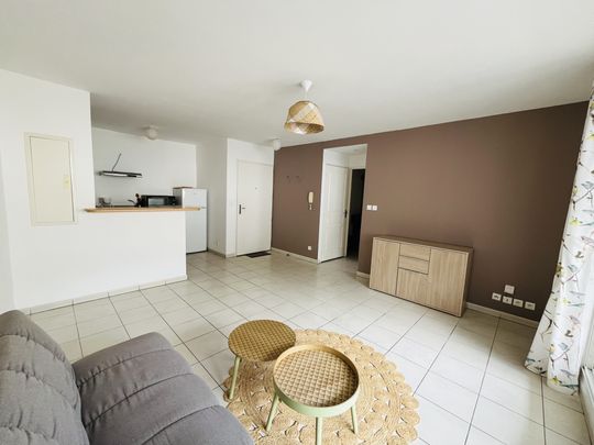 Location Appartement 2 pièces 41m² BELLE PIERRE 97400 - Photo 1