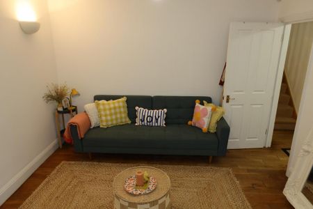 4 bedroom semi-detached house to rent - Photo 5