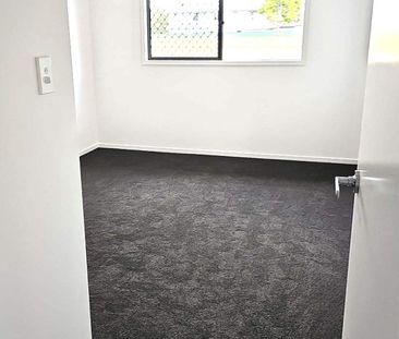 EXTRA UNDERCOVER PARK AT BACK OF UNIT-SPACIOUS 4 BED TOWNHOUSE WITH... - Photo 4