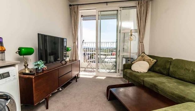 Charming Corner Apartment Mount Eden - Photo 1