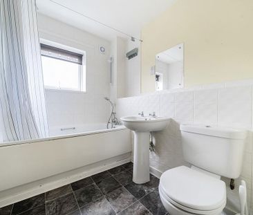 3 bedroom flat to rent - Photo 6