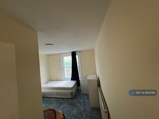 1 bedroom in a flat share to rent - Photo 1