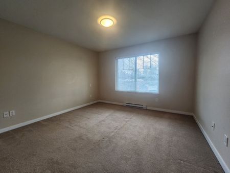 Three Bedroom Townhouse in Sullivan with Yard and Garage - Photo 3