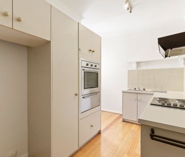 Art deco apartment with park views – 6 Month Lease - Photo 3