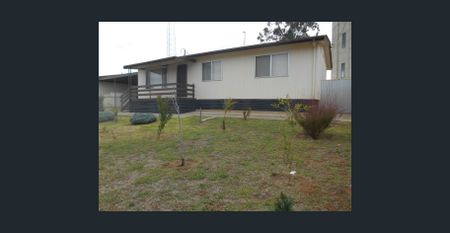 Lovely Three Bedroom Home - Photo 5