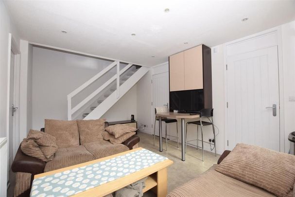 4 bedroom end of terrace house to rent - Photo 1