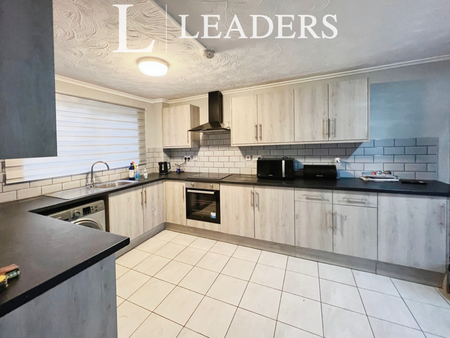 1 bedroom in a house share to rent - Photo 2