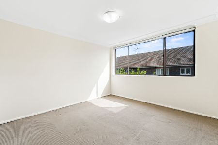 Wonderful Two Bedroom Apartment with Balcony and Lock up Garage - Photo 5