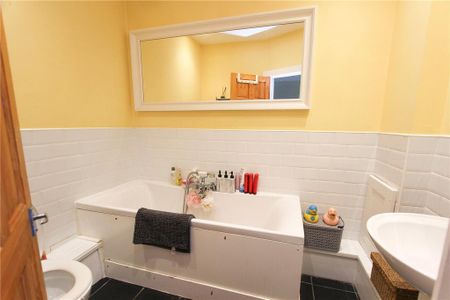 3 bedroom end of terrace house to rent - Photo 3