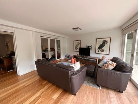 **Unfurnished** Tucked Away One Bedroom with Sunny North Aspect - Photo 3