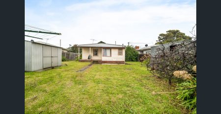 Well situated, light filled home. - Photo 3