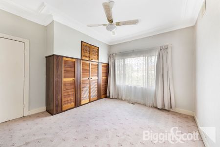 Character filled residence with original features set in a sought after pocket of Maidstone - Photo 3