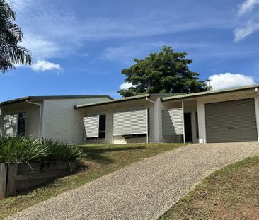 SPACIOUS FAMILY HOME IN SOUGHT AFTER EDMONTON! - Photo 1