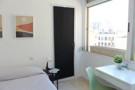 Plaza Profesor Tamarit Olmos, Valencia, Valencian Community 46010 - Photo 2