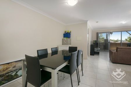 Spacious 3 Bedrooms Unit with low maintenance facilities - Photo 3