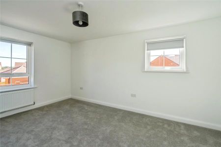 4 bedroom house to rent Tern Crescent, Bosham, Chichester, West Sussex, PO18 - Photo 2