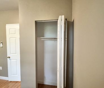 3 LEVEL SPACIOUS TOWNHOUSE | 286 CROWN DRIVE | AVAILABLE NOW! - Photo 2