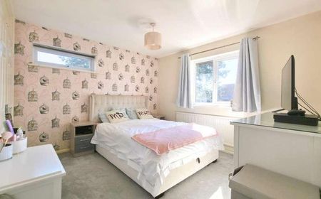 Hexham Close, Owlsmoor, Sandhurst, Berkshire, GU47 - Photo 2