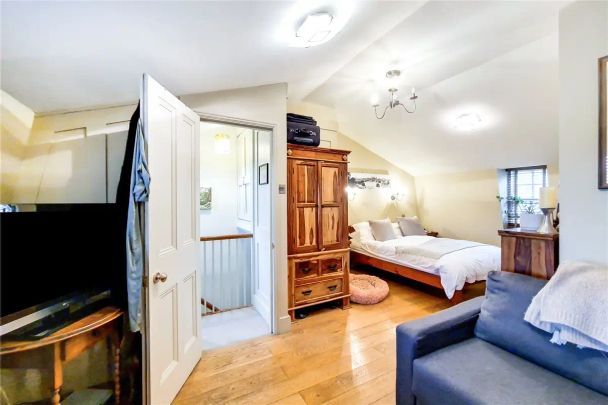 4 bedroom house in London - Photo 1