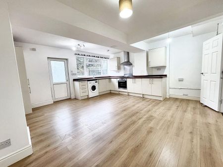 3 bedroom terraced house to rent - Photo 5