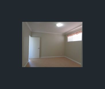 LARGE 4X2 HOME CLOSE TO GUILDFORD GRAMMAR COLLEGE - Photo 2