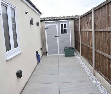 Tamworth Lane, Mitcham, CR4 - Photo 1