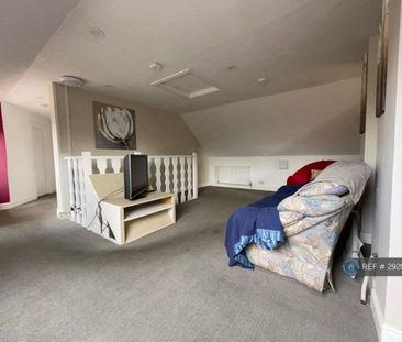 1 bedroom in a flat share to rent - Photo 2