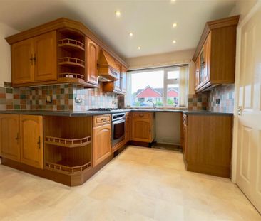 3 bedroom Bungalow to rent - Photo 3