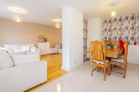 3 bed Bungalow To Let - Photo 2