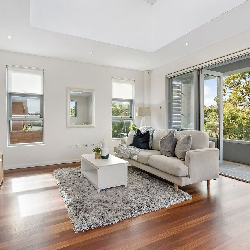 Fantastic Location & Beautifully Renovated | Three Bedroom Apartment - Photo 1