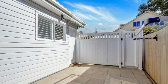 Beautifully Appointed Granny Flat - Electricity & Water Included - Photo 3