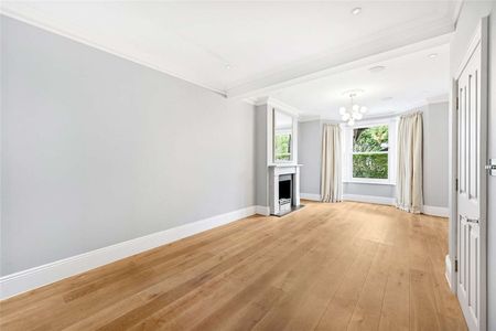 A stunning family house which offers contemporary living off the Fulham Palace Road in the popular Alphabet Streets of Bishops Park - Photo 3
