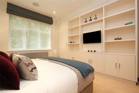 This totally refurbished 3 bedroom apartment in a popular portered block close to Hyde Park. - Photo 4