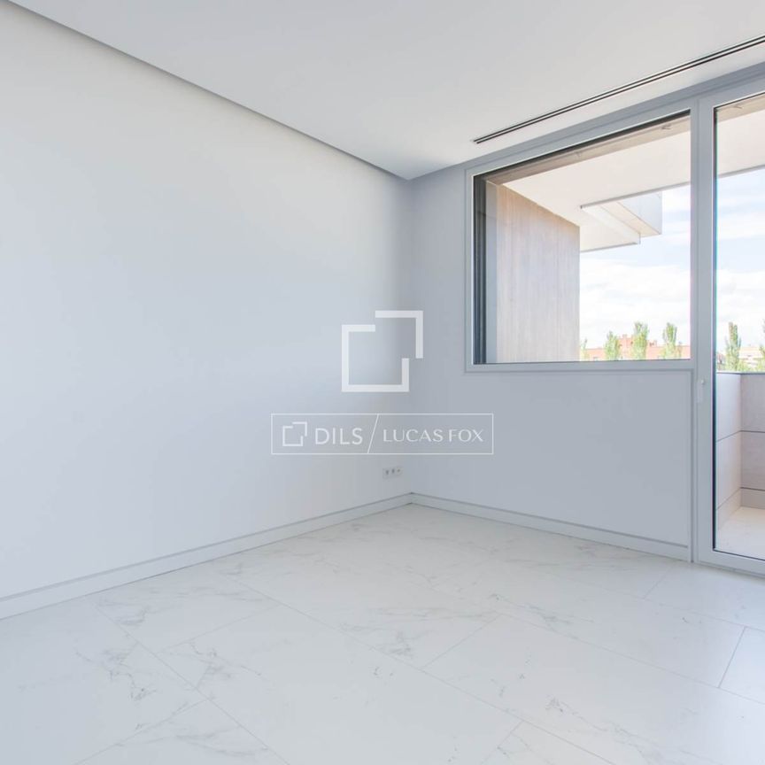 Luxury 4-bedroom apartment with an exceptional design for rent in a recently built private complex in the renowned urbanization La Finca LGC3, 10 minutes from the center of Madrid. - Photo 1