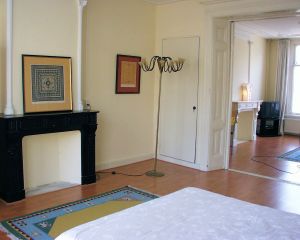 Plantage Badlaan for one expat only, a room en suite. 2 furnished rooms divided by a sliding door, 1 living and 1 bedroom. Own kitchen and bathroom - Foto 5