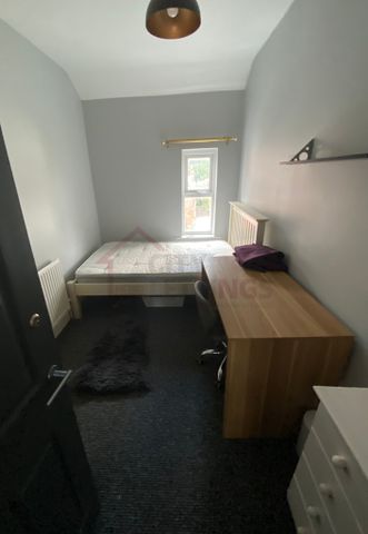 8 Bedroom Mid Terraced House - Photo 4