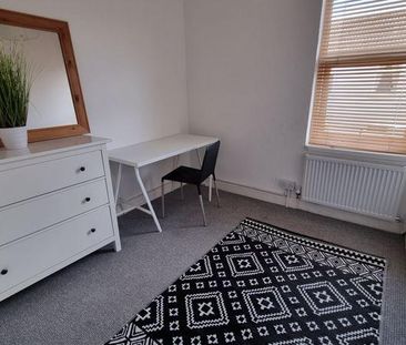 4 bedroom terraced house to rent - Photo 6