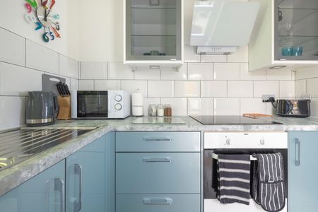 2 Bed Terraced House, Rochester Street, BN2 - Photo 2