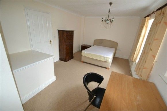 4 Bed - Triumph Close, Colchester, Essex - Photo 1