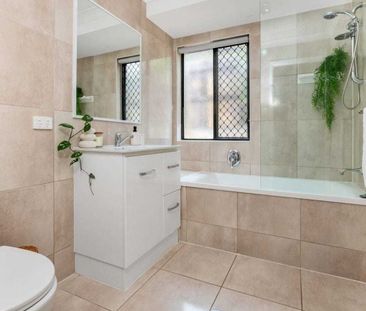 MODERN FAMILY HOME IN QUIET CULDESAC WITH 4 BEDROOMS AND 2 LIVING A... - Photo 6