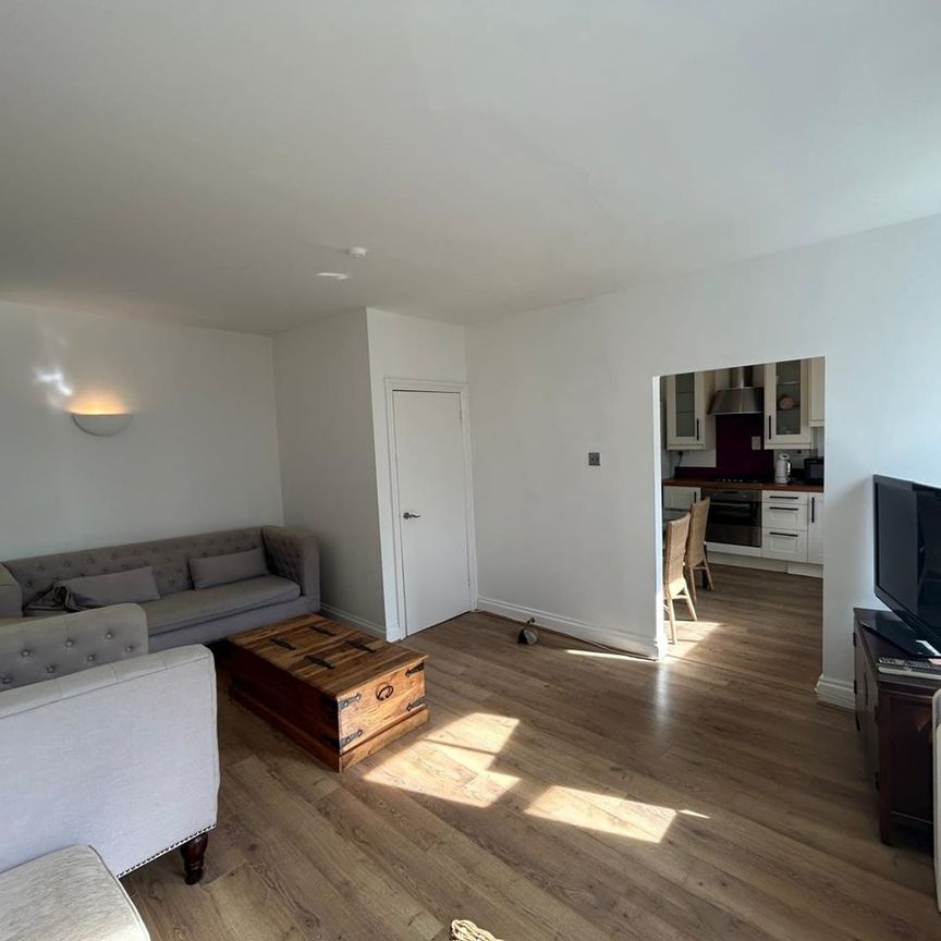 2 Bed Flat, Warwick Road, SW5 - Photo 1