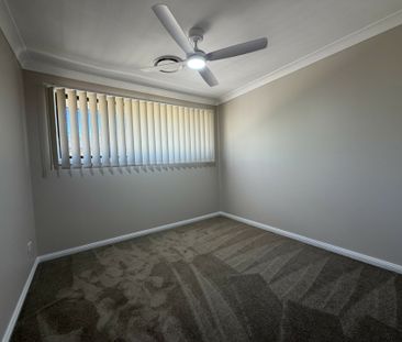 Immaculate 4 Bedroom Townhouse In a Convenient Location!! - Photo 4