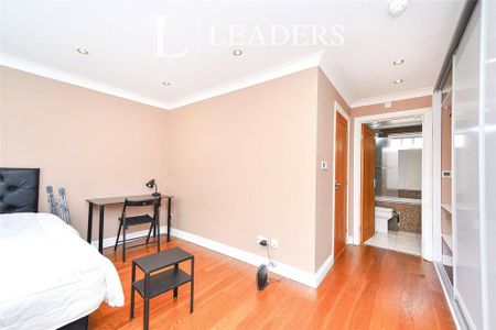 1 bedroom in a house share to rent - Photo 3