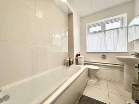 The Parade, Frimley, Camberley, Surrey, GU16 - Photo 4