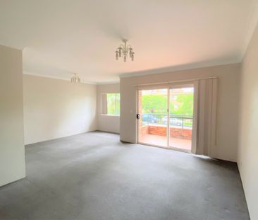 Spacious 2 Bedroom Apartment with lock up garage! - Photo 4