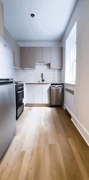 7 - 2070 Rue Chomedey, Montréal - Photo 1