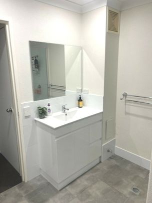 Conveniently located townhouse - Photo 1