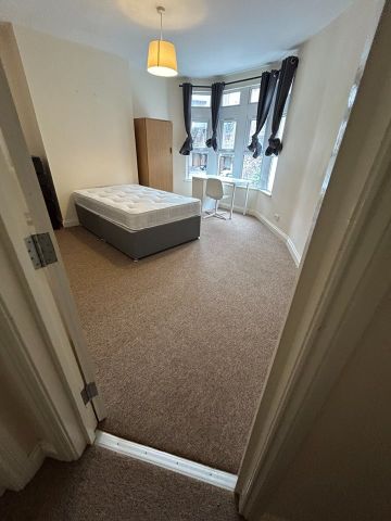 7 Bed Terraced House, Horfield Road, BS2 - Photo 2